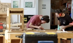 Des apprentis travaillent sur la maquette d'un orgue au Centre de formation de la facture d'orgue Ă Eschau, dans l'est de la France, le 5 septembre 2023 ( AFP / FREDERICK FLORIN )