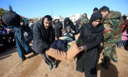 Des civils fuyant les violences à Alep, en Syrie, au checkpoint Aziza, le 8 décembre 2016