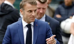 Le président Emmanuel Macron quitte le bureau de vote du Touquet après avoir voté au 1er tour des législatives, le 30 juin 2024 dans le Pas-de-Calais ( AFP / Ludovic MARIN )