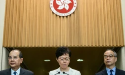 La cheffe de l'exécutif hongkongais, Carrie Lam (c), donne une conférence de presse à Hong Kong, le 5 septembre 2019