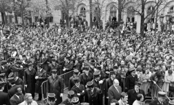 Des dizaines de milliers de personnes se rassemblement près de Notre-Dame à Paris le 12 novembre 1970, pour rendre hommage à Charles de Gaulle, décédé trois jours plus tôt