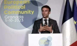 Le président français Emmanuel Macron répond aux questions des journalistes à l'occasion du sommet de la Communauté politique européenne à Grenade, dans le sud de l'Espagne, le 5 octobre 2023 ( AFP / Thomas COEX )