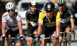 Le Britannique Mark Cavendish (2g), blessé, franchit la ligne d'arrivée de la 4e étape du Tour de France, le 4 juillet 2017 à Vittel