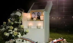 Des fleurs déposées prÚs d'une plaque érigée à la mémoire de Bouna Traoré (d) et Zyed Benna,