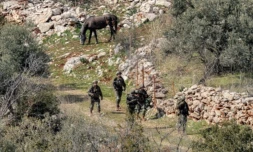Des soldats israéliens patrouillent dans le village de Kfarchouba, dans le sud du Liban, le 17 février 2025 ( AFP / Rabih DAHER )