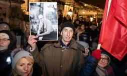 Un homme brandit une photo du maire de Gdansk lors des obsèques de Pawel Adamowicz, le 18 janvier 2019 à Gdansk