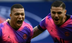 La joie des attaquants du Paris Saint-Germain, Kylian Mbappé, auteur d'un doublé, et de l'Argentin Mauro Icardi, auteur du but victorieux (3-2) contre Saint-Etienne, lors de leur match de L1, le 18 avril 2021 au Parc des Princes