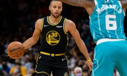 Stephen Curry des Golden State Warriors face au joueur des Charlotte Hornets Jalen McDaniels au Spectrum Center de Charlotte, le 14 novembre 2021