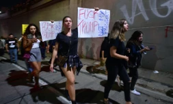 Des manifestants brandissent des banderoles hostiles au président élu Trump, et défilent sur une autoroute dans le centre de Los Angeles, le 10 novembre 2016 dans la nuit