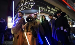 Des spectateurs du film "Star Wars", le 16 décembre 2015 à Paris