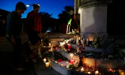 Des gens allument des bougies à Saint-Etienne du Rouvray le 26 juillet 2016