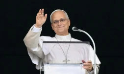 Le pape LĂ©on XIV salue la foule depuis la fenĂȘtre du palais apostolique, lors de la priĂšre de lâAngĂ©lus, place Saint-Pierre, au lendemain de son retour au Vatican aprĂšs une intervention chirurgicale, le 18 octobre 2026