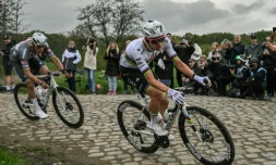 Le Slovène Tadej Pogacar (UAE Team Emirates) devant Mathieu van der Poel (Alpecin-Deceuninck) lors de Paris-Roubaix le 13 avril 2025