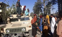 Des talibans sur un humvee de l'armée afghane à Herat, le 13 aoûpt 2021