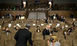 Les invités s'assoient loin les uns des autres pour respecter les consignes dues à la crise sanitaire lors de la cérémonie d'ouverture de la Mostra de Venise, le 2 septembre 2020