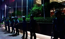 Des policiers bangladais à Dacca, le 16 novembre 2015