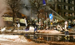 Des pompiers viennent en aide à des blessés après l'explosion d'un restaurant à Sapporo, sur l'île septentrionale japonaise de Hokkaido, le 16 décembre 2018