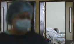 Un malade atteint du Covid-19 dans une zone réservée aux cas de coronavirus à l'hôpital Santa Maria de Lisbonne, le 2 avril 2020 au Portugal