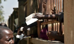 Des Centrafricains se pressent le 25 décembre 2015 dans les centres électoraux à Bangui pour récupérer leurs cartes