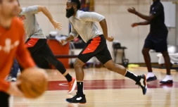 Les joueurs des Houston Rockets dont James Harden (c) lors d'une séance d'entraßnement, le 9 octobre 2019 à Tokyo