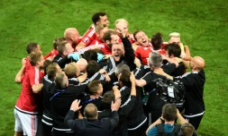 Les joueurs gallois exultent après leur victoire face à la Belgique en quarts de finale de l'Euro au stade Pierre-Mauroy, le 1er juillet 2016