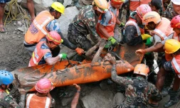 Photo, prise et diffusée par l'armée népalaise le 4 septembre 2026, montrant des militaires transportant un ouvrier resté coincé à l'intérieur d'un tunnel, lors d'une opération de sauvetage menée sur le chantier d'un projet hydroélectrique, au Népal