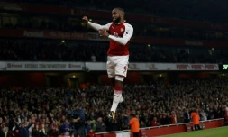 L'attaquant français Alexandre Lacaette fête un but contre West Bromwich Albion à l'Emirates Stadium, le 25 septembre 2017