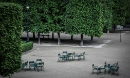 Le jardin du Palais Royal à Paris, le 27 avril 2020, fermé en raison de l'épidémie de coronavirus