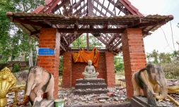 Une pagode endommagée par des tirs d'artillerie à Oddar Meanchey, au Cambodge, le 25 juillet 2025