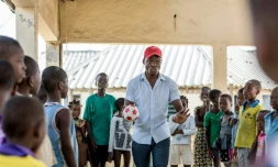 Des enfants jouent le 5 décembre 2018 avec Berger Oketan, membre de l'ONG MAEJT (Terre des Hommes et le Mouvement des Associations d'Enfants et de Jeunes Travailleurs), à Xwlacodji, dans la ville béninoise de Cotonou