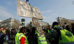 Des "gilets jaunes" place Denfert Rochereau à Paris le 23 mars 2019