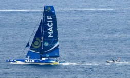 Le maxi-trimaran "Macif" skippé part François Gabart lors du départ de la Route du Rhum au Cap Fréhel, le 4 novembre 2018