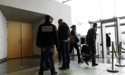 Des enquĂȘteurs de la police criminelle sur les lieux du drame au tribunal de Melun le 29 octobre 2015, oĂč un avocat a tirĂ© sur le bĂątonnier puis s'est suicidĂ©