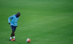 Le milieu des Bleus et de l'OM Lassana Diara à l'entraînement, le 16 novembre 2015 à Londres
