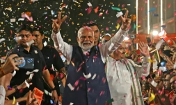 Le Premier ministre indien Narendra Modi fait le signe de la victoire en arrivant au siĂšge de son parti, le BJP, le 4 juin 2024 Ă New Delhi