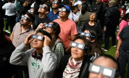 Des personnes regardent l'éclipse solaire annulaire au planétarium Luis Enrique Erro de l'Institut polytechnique national (IPN) à Mexico, le 14 octobre 2023