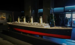 Un modÚle réduit du Titanic exposée le jour de l'ouverture de l'exposition XXL Titanic à Paris Expo Porte de Versailles à Paris le 18 juillet 2023