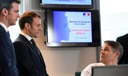 Emmanuel Macron et le ministre de la Santé, Olivier Véran (G), visitent mardi 3 mars 2019 le Centre operationnel de régulation et de réponse aux urgences sanitaires et sociales, à Paris