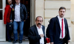 Philippe Martinez, numéro un de la CGT, et Laurent Brun, secrétaire général de la CGT Cheminots, sortent de la réunion avec Edouard Philippe à Matignon, le 7 mai 2018