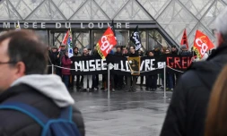 Une manifestation bloque l'entrée du musée du Louvre, à Paris, le 17 janvier 2020 pour protester contre la réforme des retraites