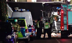 La police devant le camion qui a foncé sur la foule dans un marché de Noël, le 19 décembre 2016 à Berlin