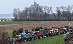 Un convoi de tracteurs durant une manifestation de la Coordination rurale près du Mont-Saint-Michel, le 18 décembre 2025
