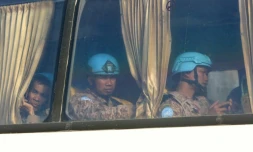 Des Casques bleus de la Force intérimaire des Nations unies au Liban (Finul) sont assis dans un bus sur le site d'une frappe à l'entrée nord de la ville méridionale de Saïda, le 7 novembre 2024