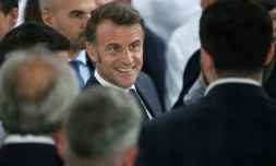 Le président français Emmanuel Macron (au centre) assiste à l'inauguration d'un laboratoire à Wissous, en région parisienne, le 12 mai 2025