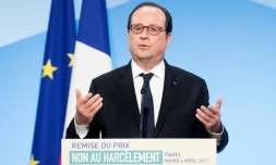 Le président François Hollande fait une déclaration lors de la remise du prix "Non au Harcèlement" à l'Elysée, le 4a vril 2017 à Paris