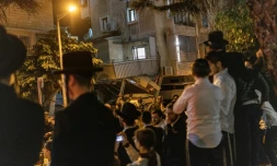 Un immeuble touché par un projectile à Bnei Brak, dans la banlieue est de Tel-Aviv, le 24 mars 2026