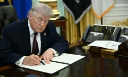 Le président américain Donald Trump signe des décrets dans le Bureau ovale de la Maison Blanche, le 31 mars 2026 à Washington