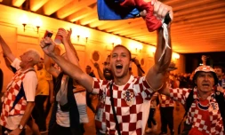 Des supporters croates fêtent la qualification de leur pays pour la finale du Mondial aux dépens de l'Angleterre, le 11 juillet 2018 à Moscou