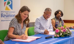 Signature de la convention contre le VIF au Département