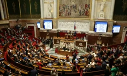 Les députés applaudissent après le vote sur la loi intégrale à l'Assemblée nationale le 13 octobre 2026, à Paris ( AFP / Thomas SAMSON )